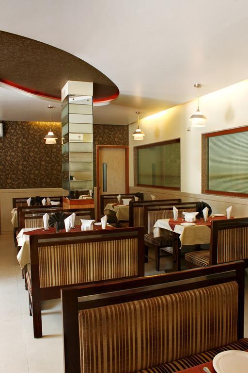 Hotel Corona Bharuch Bagian luar foto