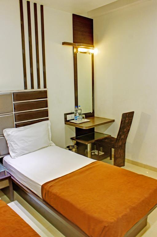 Hotel Corona Bharuch Bagian luar foto