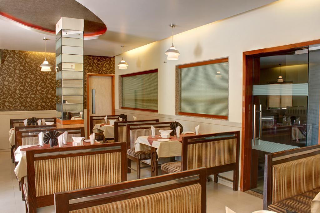 Hotel Corona Bharuch Bagian luar foto