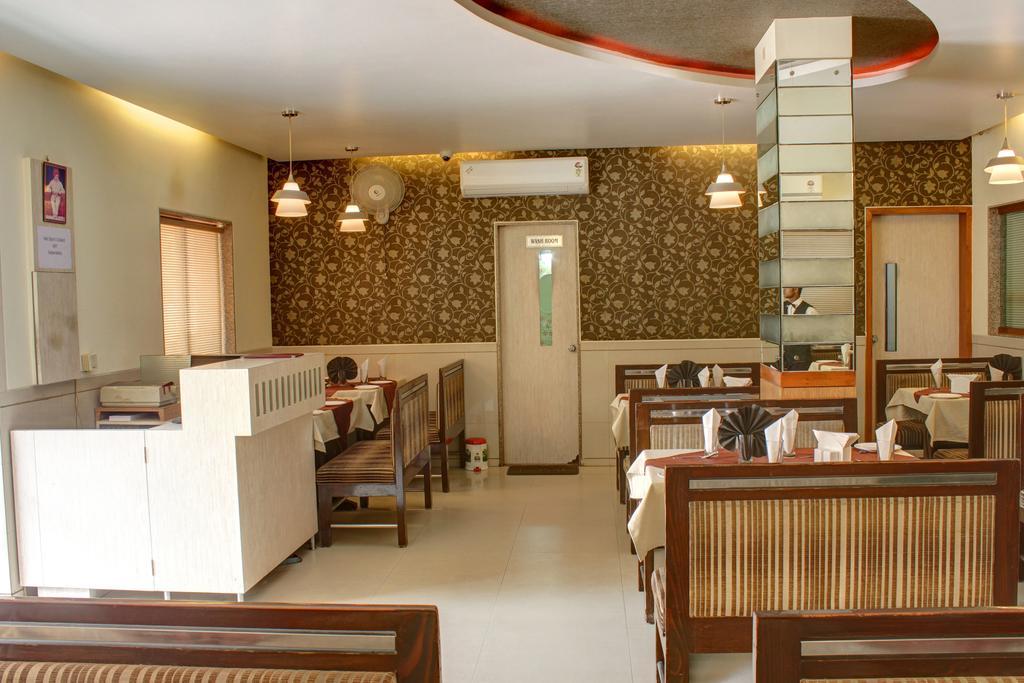 Hotel Corona Bharuch Bagian luar foto