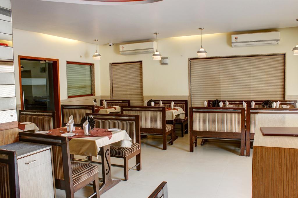 Hotel Corona Bharuch Bagian luar foto