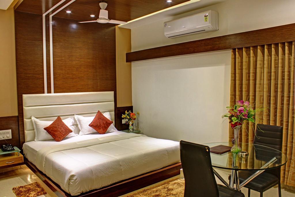 Hotel Corona Bharuch Bagian luar foto