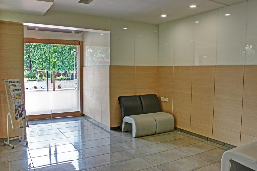 Hotel Corona Bharuch Bagian luar foto