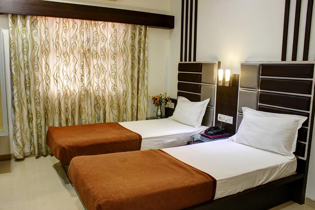 Hotel Corona Bharuch Bagian luar foto