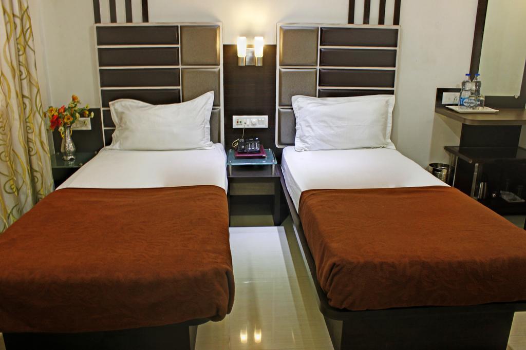 Hotel Corona Bharuch Bagian luar foto