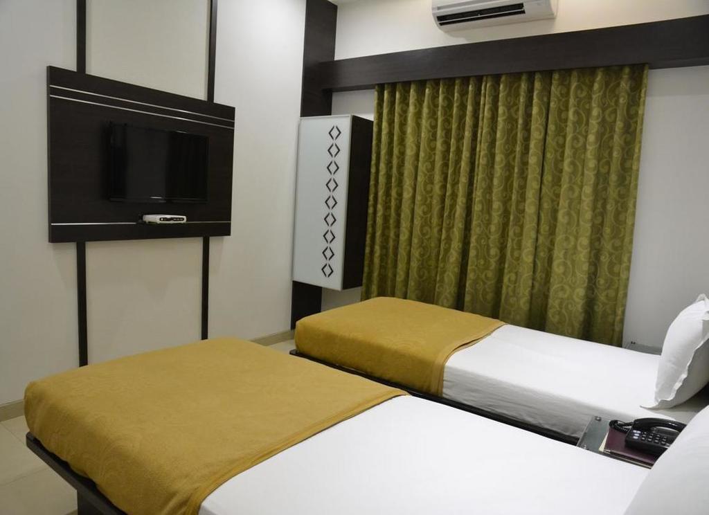 Hotel Corona Bharuch Ruang foto