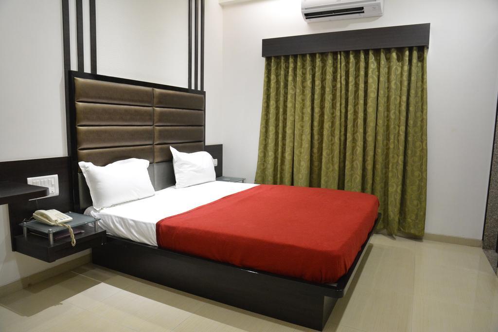 Hotel Corona Bharuch Bagian luar foto