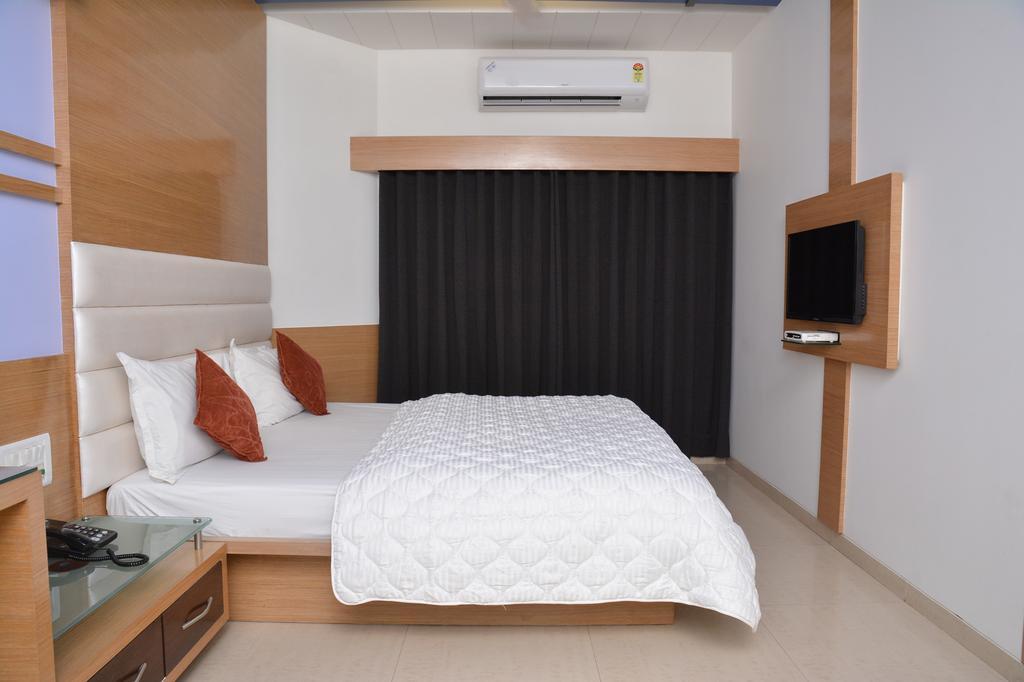Hotel Corona Bharuch Ruang foto