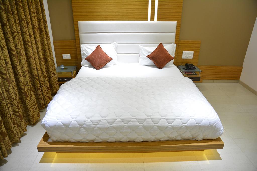 Hotel Corona Bharuch Ruang foto