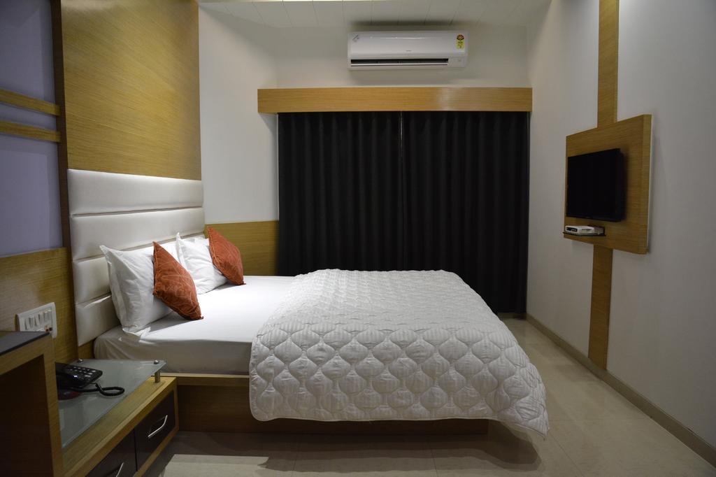 Hotel Corona Bharuch Ruang foto