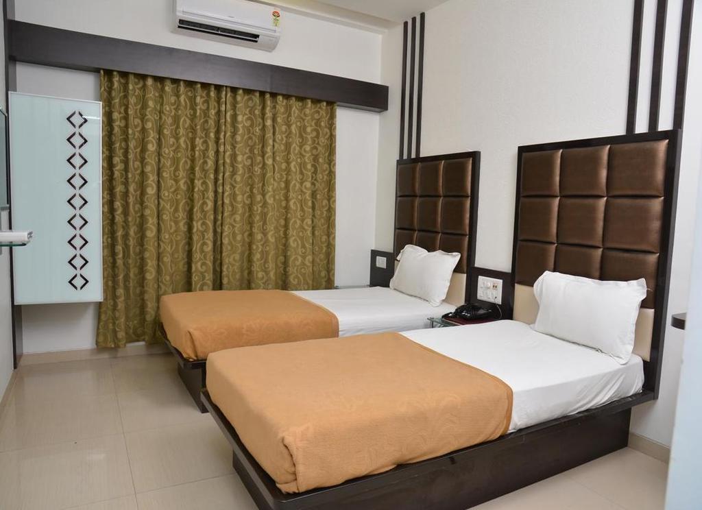 Hotel Corona Bharuch Ruang foto