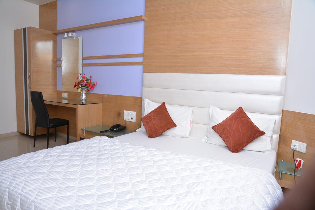 Hotel Corona Bharuch Ruang foto