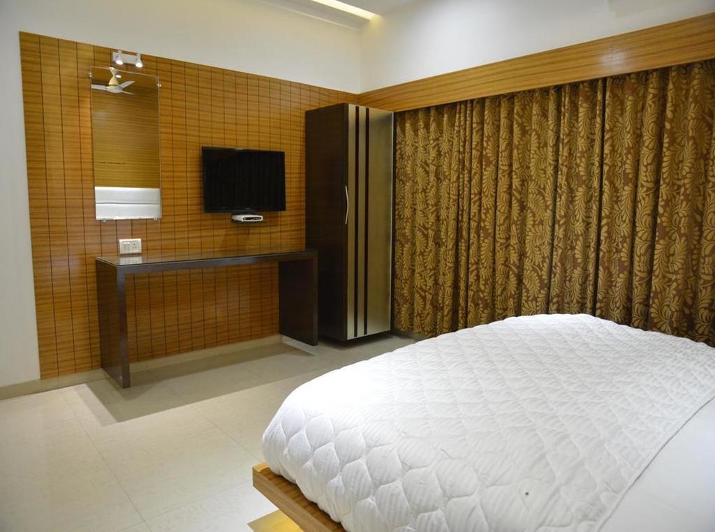 Hotel Corona Bharuch Ruang foto
