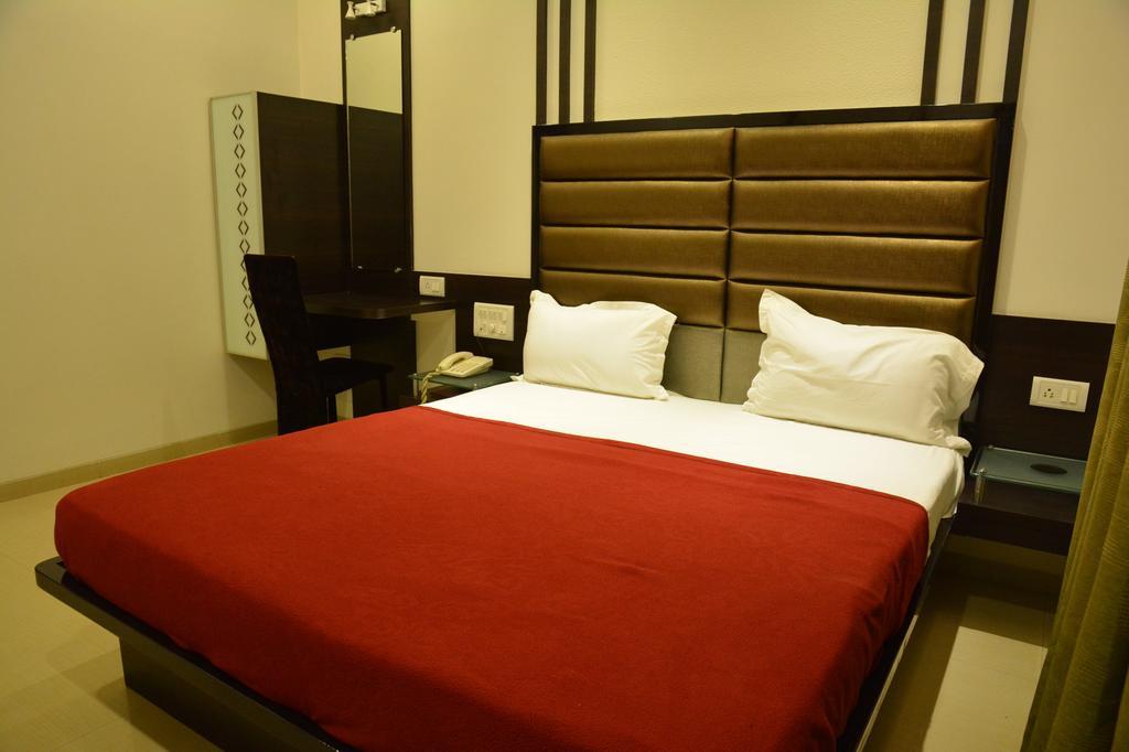 Hotel Corona Bharuch Ruang foto