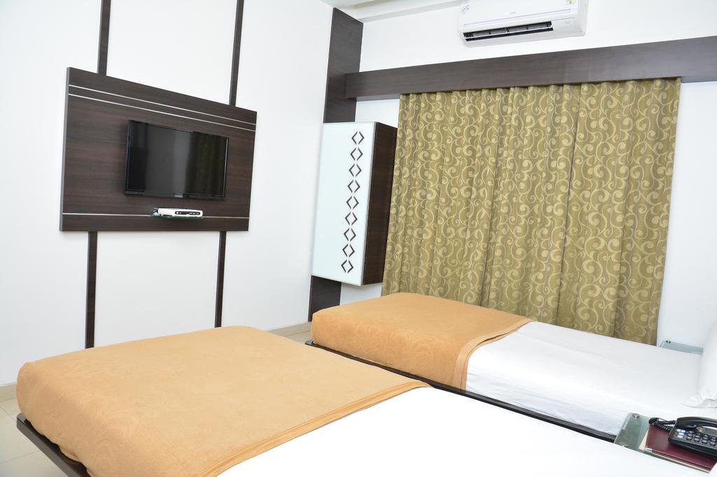 Hotel Corona Bharuch Bagian luar foto