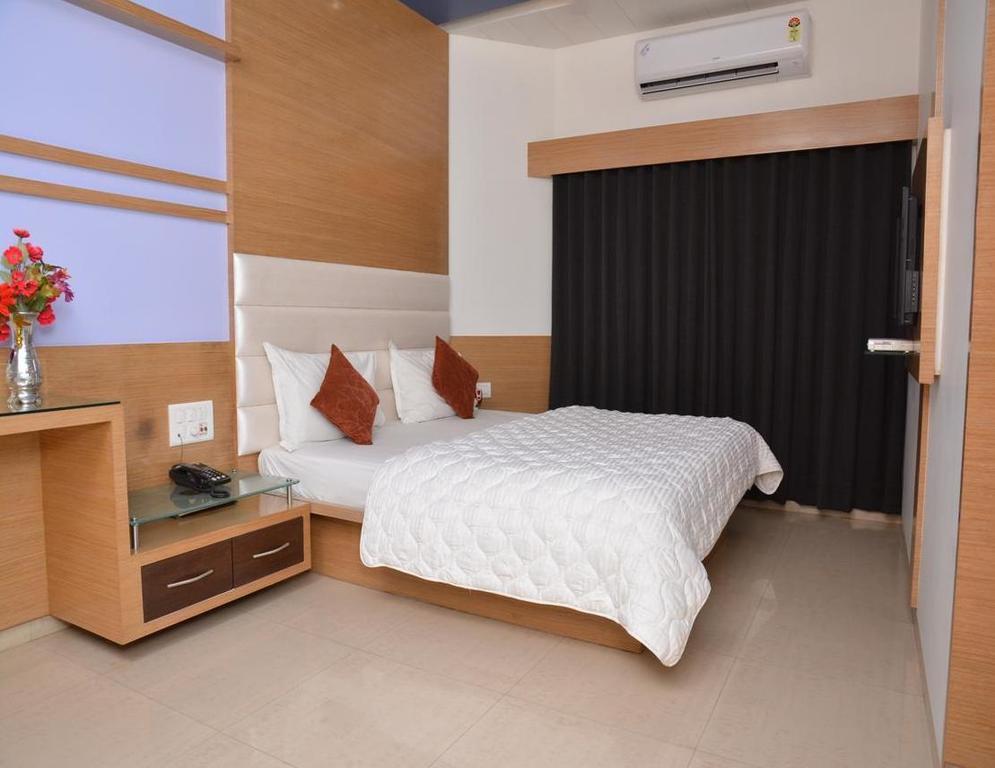 Hotel Corona Bharuch Ruang foto