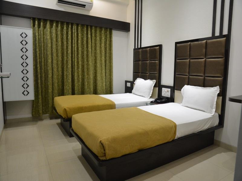 Hotel Corona Bharuch Bagian luar foto