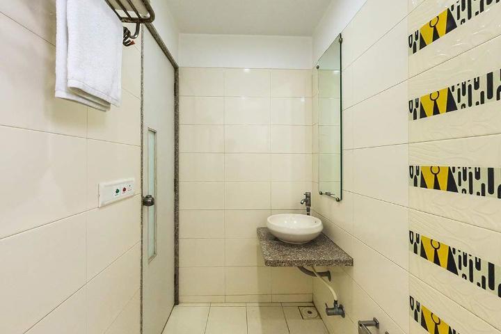 Hotel Corona Bharuch Bagian luar foto