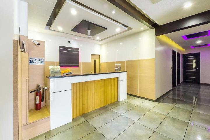 Hotel Corona Bharuch Bagian luar foto