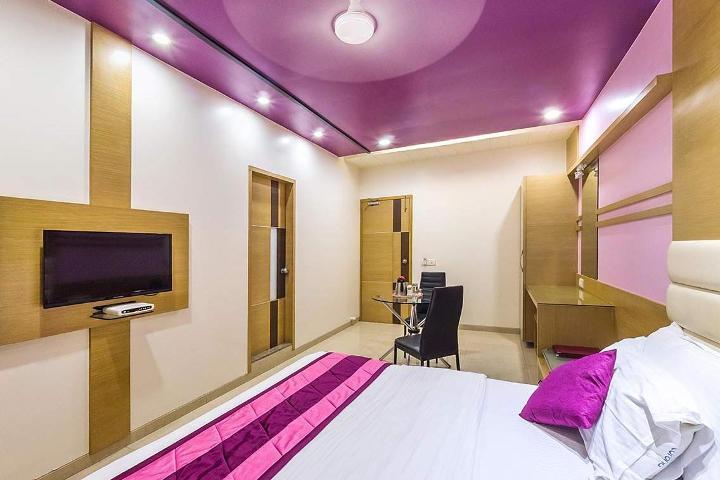 Hotel Corona Bharuch Bagian luar foto