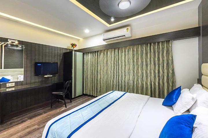 Hotel Corona Bharuch Bagian luar foto