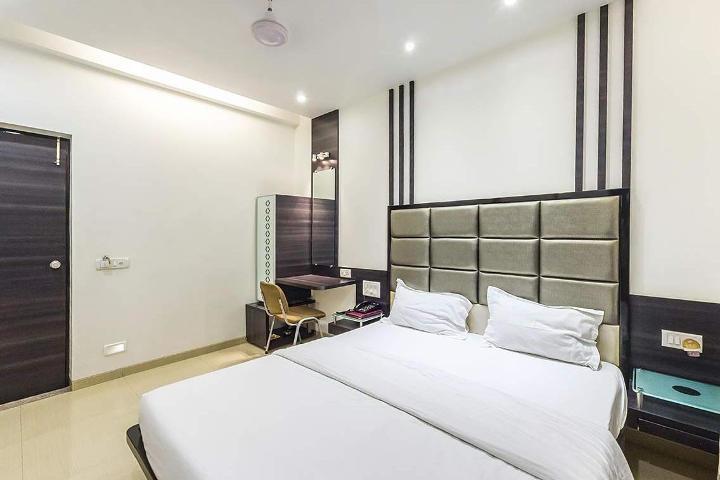 Hotel Corona Bharuch Bagian luar foto