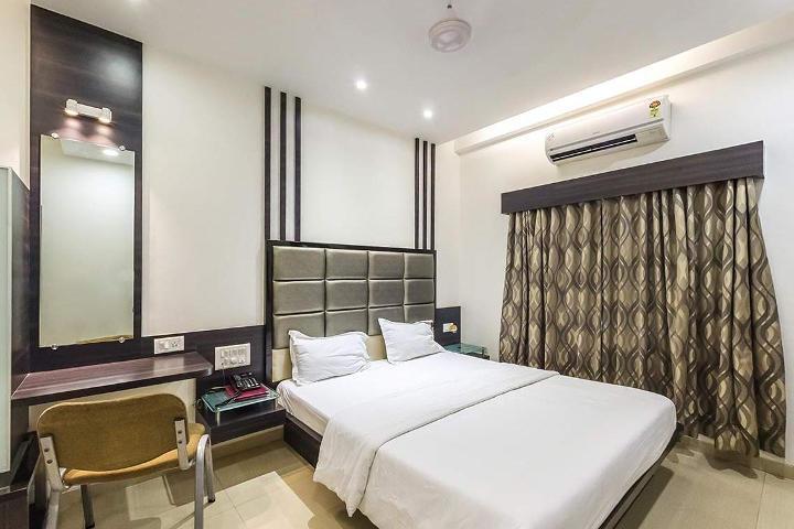 Hotel Corona Bharuch Bagian luar foto